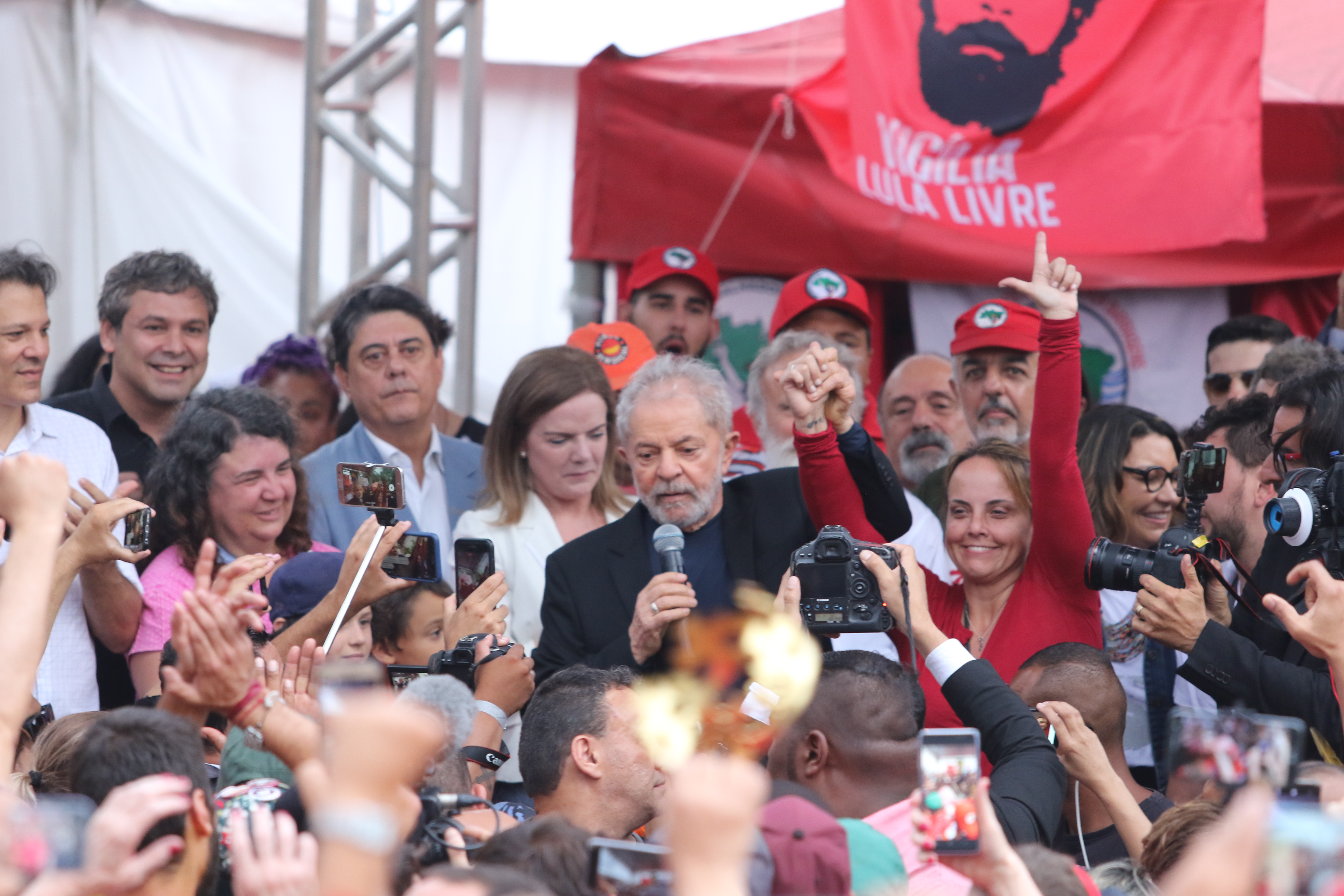 Imagem referente a Em discurso, Lula diz que não pensou que poderia estar fora da cadeia hoje
