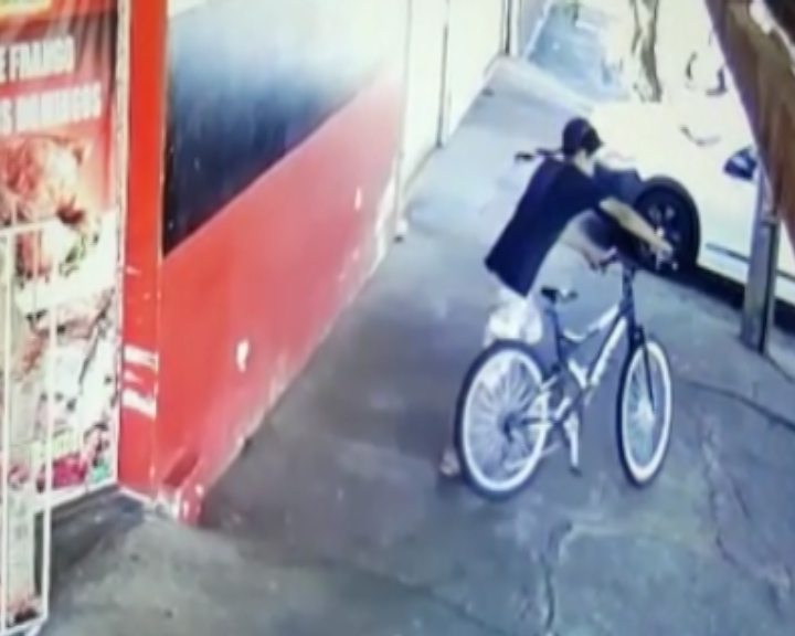 Imagem referente a Câmera flagra furto de bicicleta, em Cascavel