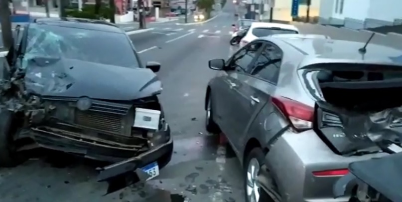 Imagem referente a Colisão deixa quatro carros danificados em Ponta Grossa