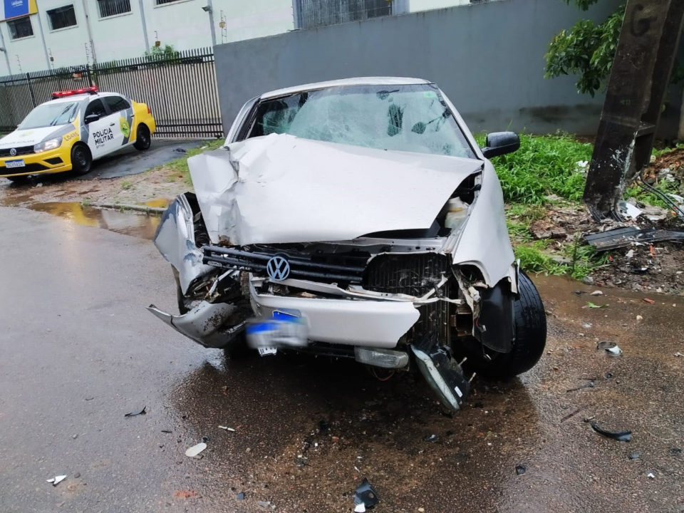Imagem referente a Carro bate contra poste, quatro ficam feridos e motorista ‘desaparece’ do local