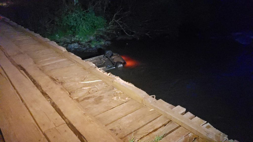 Imagem referente a Tragédia: Carro cai de ponte em Salto do Lontra; homem e bebê de 6 meses morrem