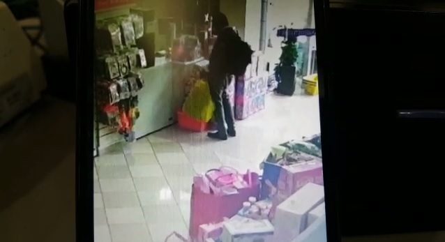 Imagem referente a Câmera mostra homem realizando furto em loja no Centro