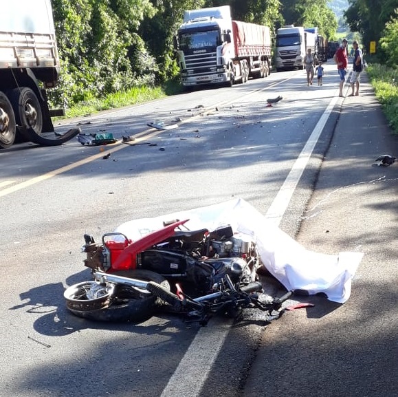 Imagem referente a Condutor de motocicleta morre em acidente com caminhão na BR-163