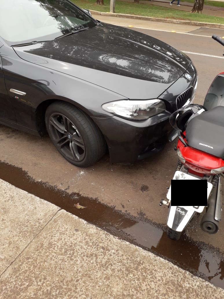 Imagem referente a BMW parada parcialmente em vaga de motos gera reclamação
