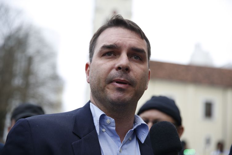 Imagem referente a Celso de Mello é sorteado relator de ação da Rede contra foro de Flávio Bolsonaro