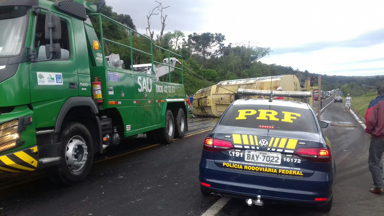 Imagem referente a PRF atende na BR 277 tombamento de caminhão transportando óleo vegetal