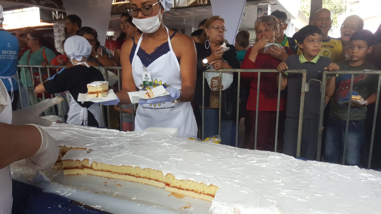 Imagem referente a População prestigia tradicional bolo de aniversário de Cascavel