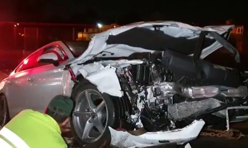 Imagem referente a Em alta velocidade, carro de luxo bate na traseira e deixa casal ferido na BR-277 em Curitiba