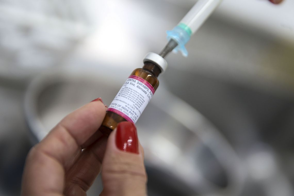 Imagem referente a Sete em cada dez brasileiros acreditam em fake news sobre vacinas