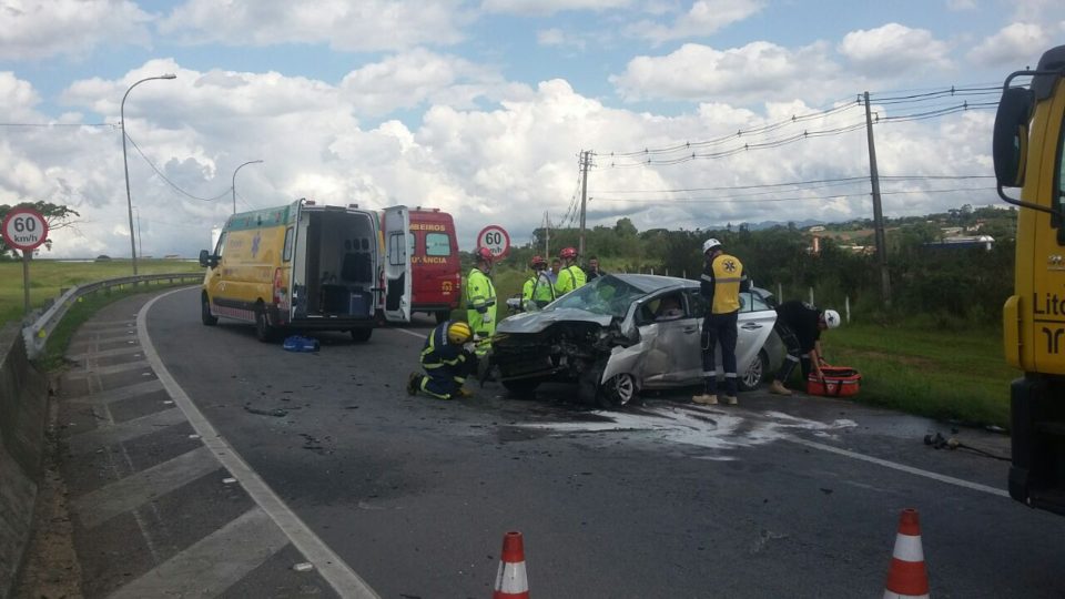 Carro capota na BR-116, em São José dos Pinhais, e deixa uma pessoa gravemente ferida - CGN