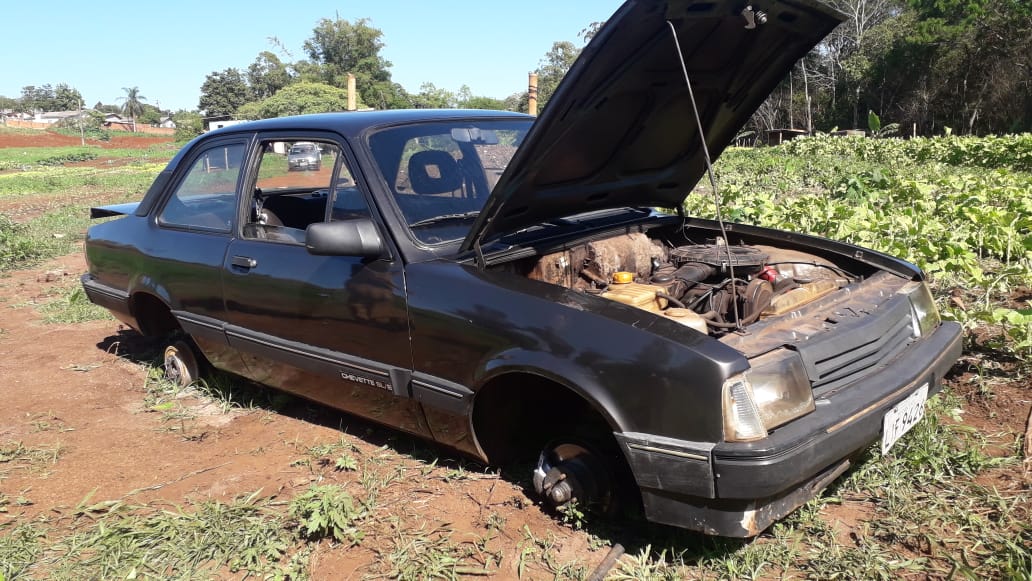 Imagem referente a Chevette furtado no São Cristóvão é localizado pela GM em horta no Tarumã