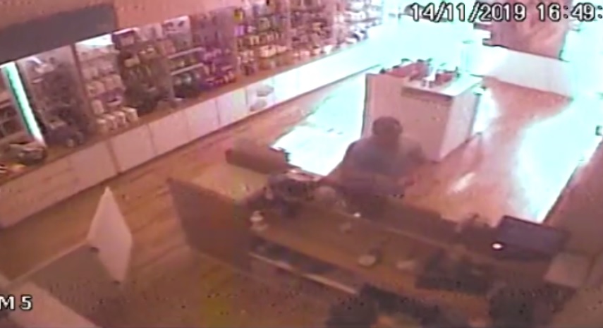 Imagem referente a Câmera mostra assaltante agindo em loja no Centro