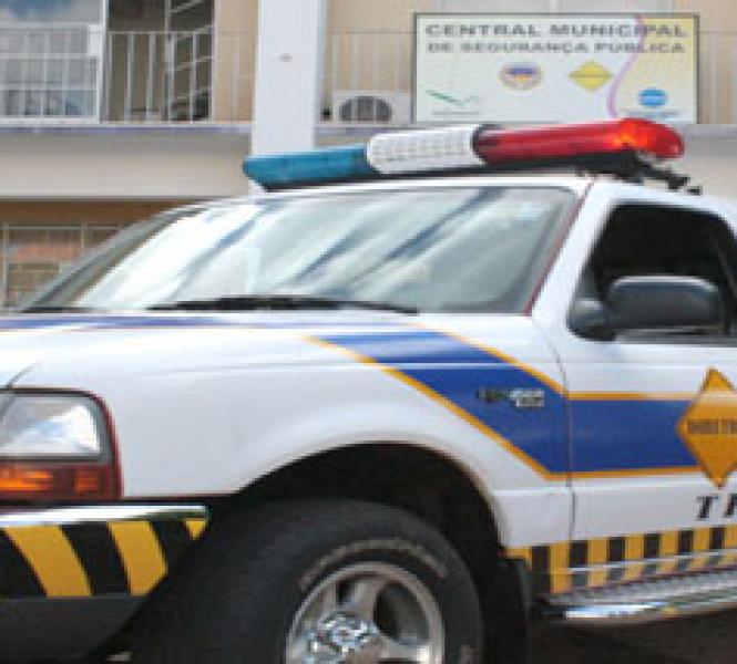 Imagem referente a Motorista embriagado bate em viatura da guarda municipal em Arapongas