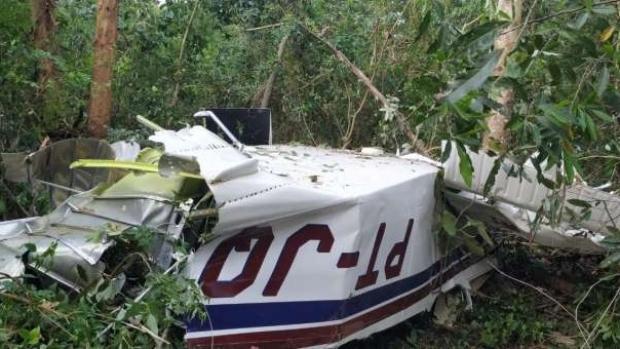 Imagem referente a Três mortes: Foto mostra avião que caiu em Cascavel