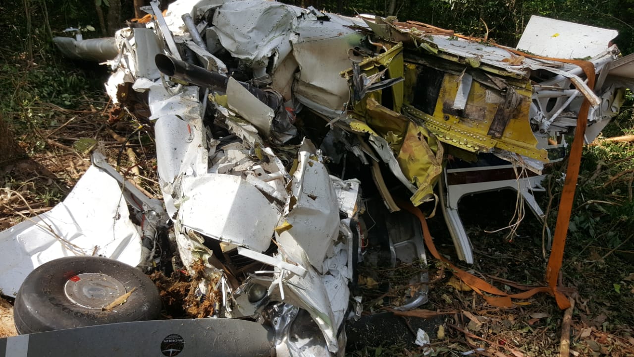 Imagem referente a Destroços de aeronave que caiu em Cascavel são retirados