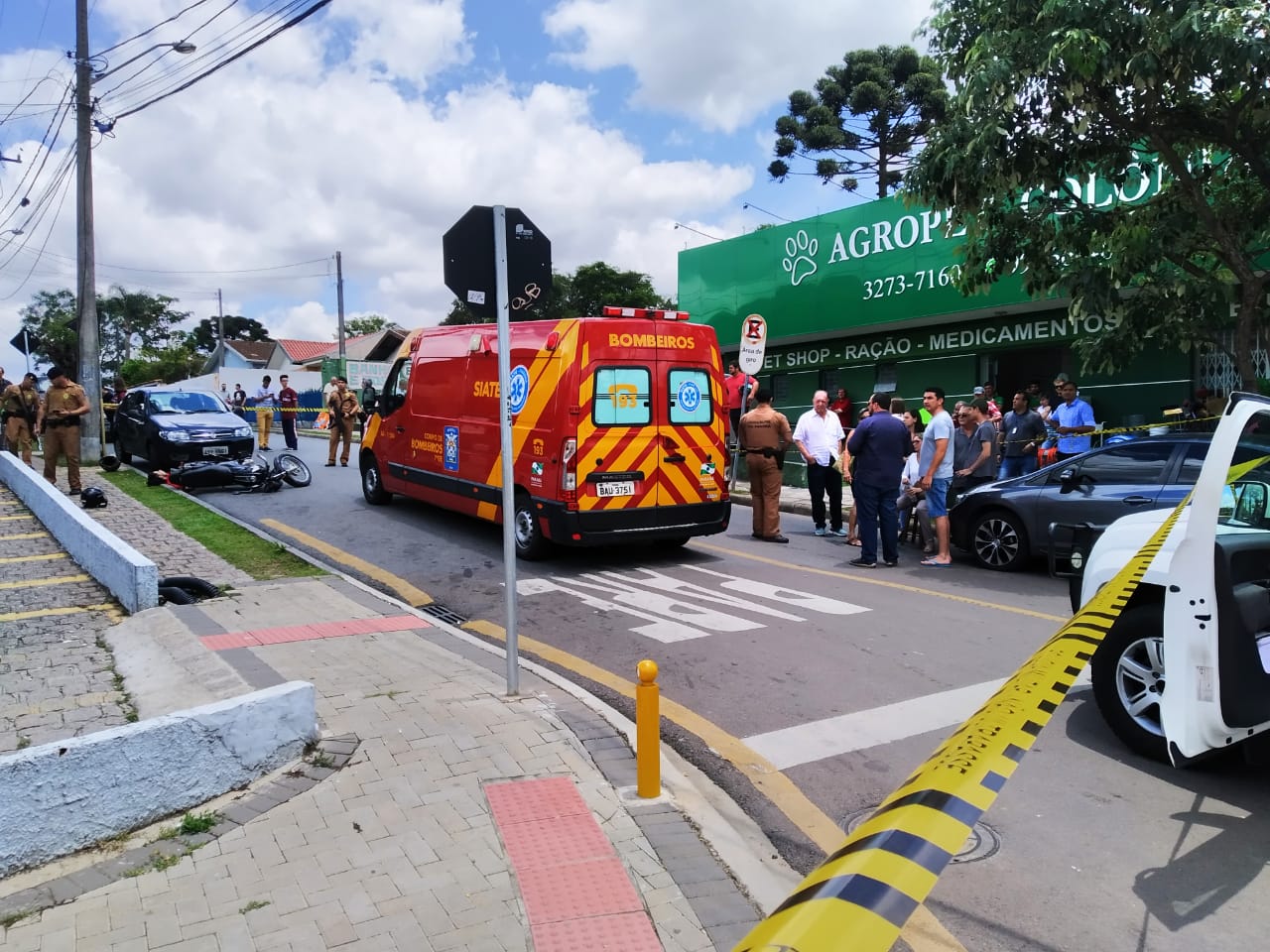 Imagem referente a Ladra deixa comerciante gravemente ferido e mata comparsa durante assalto em Curitiba