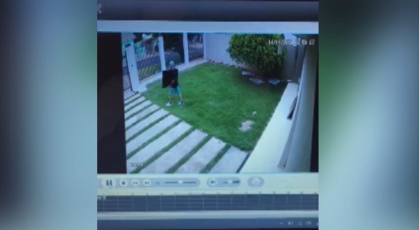 Imagem referente a Vídeo mostra ladrão arrombando portão e furtando televisor no Alto Alegre