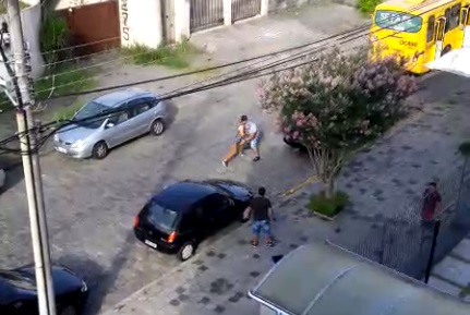 Imagem referente a Homem estaciona em local irregular e agride motorista de ônibus em Curitiba