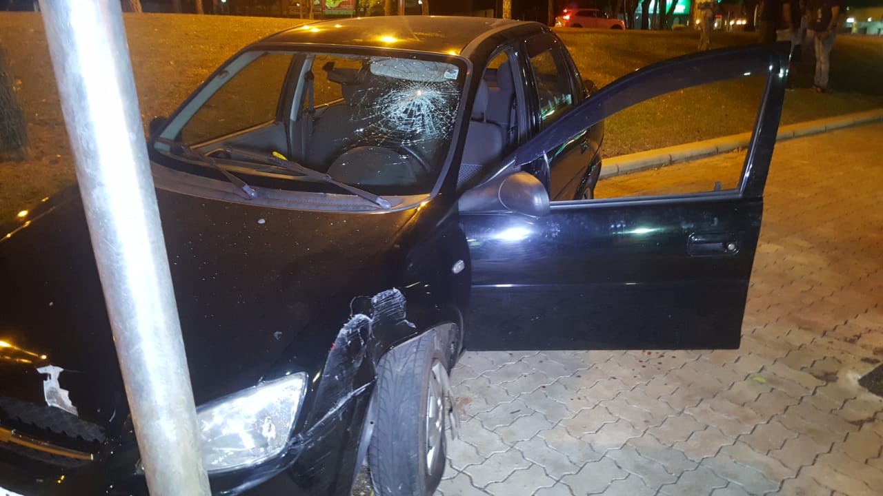 Imagem referente a Carro atinge poste e motorista se fere na Avenida Brasil