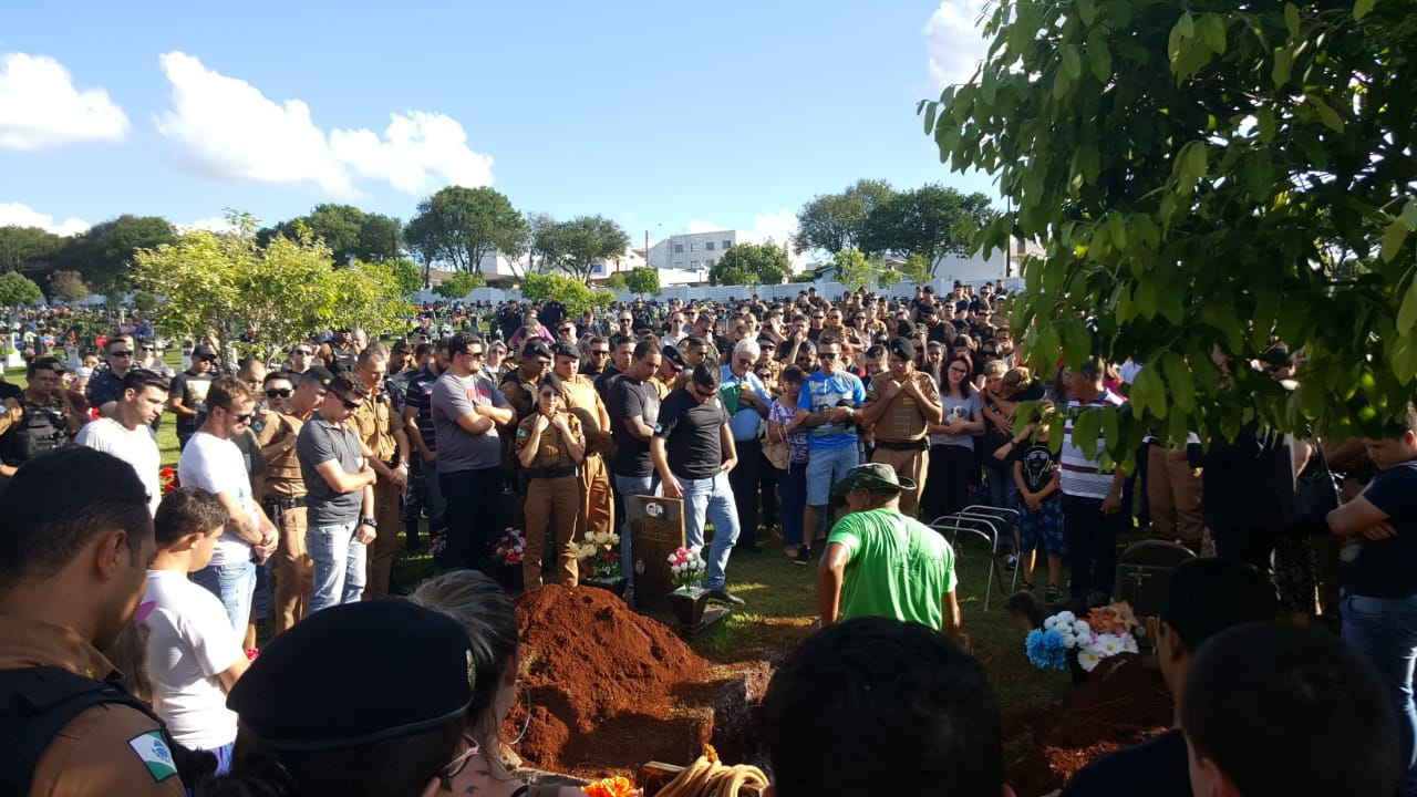 Imagem referente a Com honras, corpo de policial militar Anderson Mattje é sepultado no Cemitério São Luiz