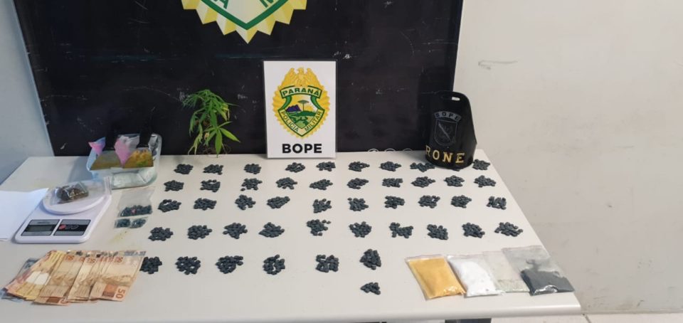 Imagem referente a Dupla suspeita de tráfico de drogas é presa com quase 1 mil comprimidos de ecstasy, em Curitiba