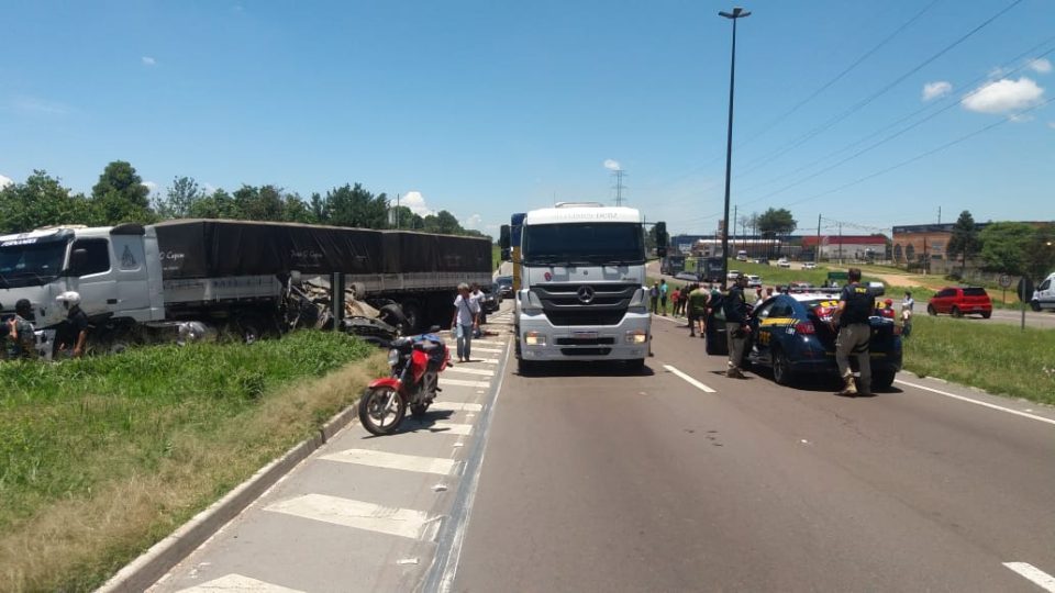 Imagem referente a Curitiba: Acidente entre quatro veículos deixa criança e jovem feridos no Contorno Sul