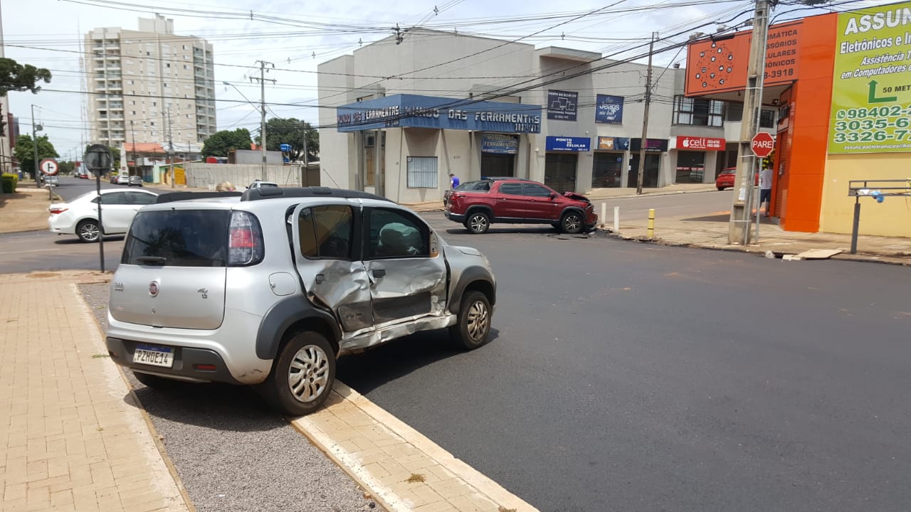 Imagem referente a Veículos têm grandes danos após colisão na Rua São Paulo