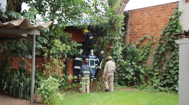 Imagem referente a Princípio de incêndio em oficina mecânica mobiliza várias equipes do Corpo de Bombeiros em Foz do Iguaçu