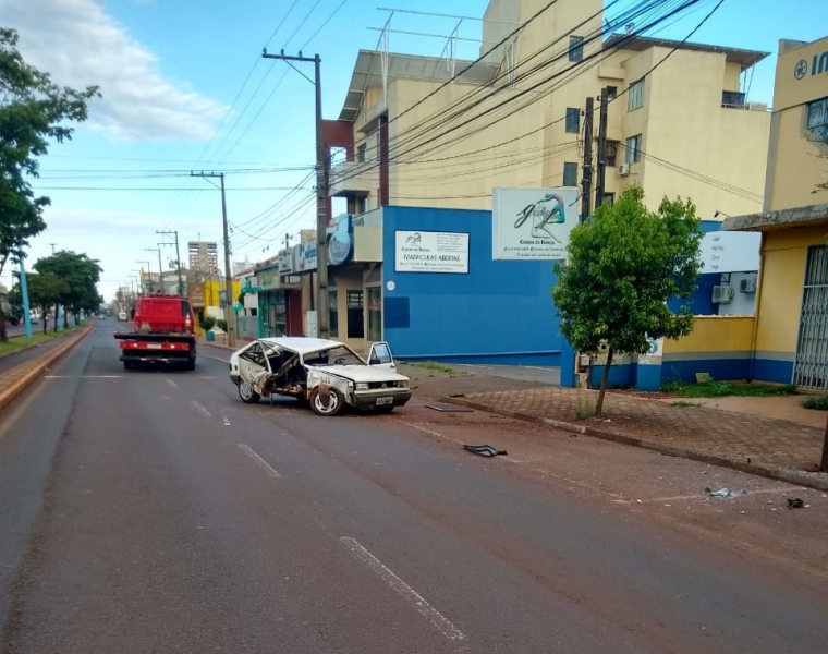 Imagem referente a Após colisão contra poste, carro é abandonado pelo condutor na Av. Parigot de Souza, em Toledo