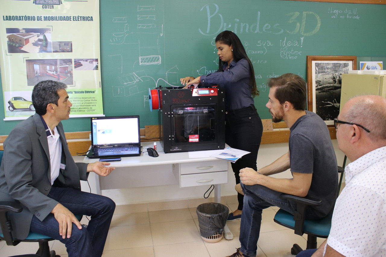 Imagem referente a Impressora 3D: Unioeste imprimirá órtese de mão para paciente