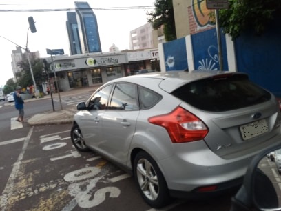 Imagem referente a Carro estacionado em vagas de motos gera reclamação na Rua Carlos de Carvalho, no Centro