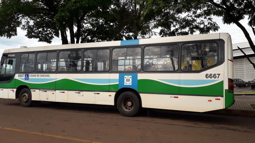 Imagem referente a Ônibus do transporte coletivo se envolve em acidente no Bairro Esmeralda