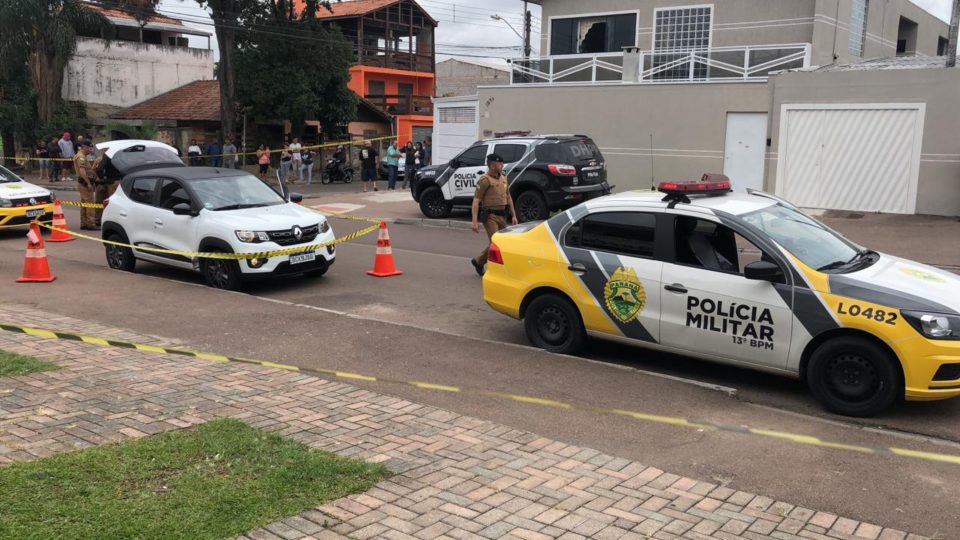 Imagem referente a Curitiba: Homem em carro roubado é assassinado em plena luz do dia no Sítio Cercado