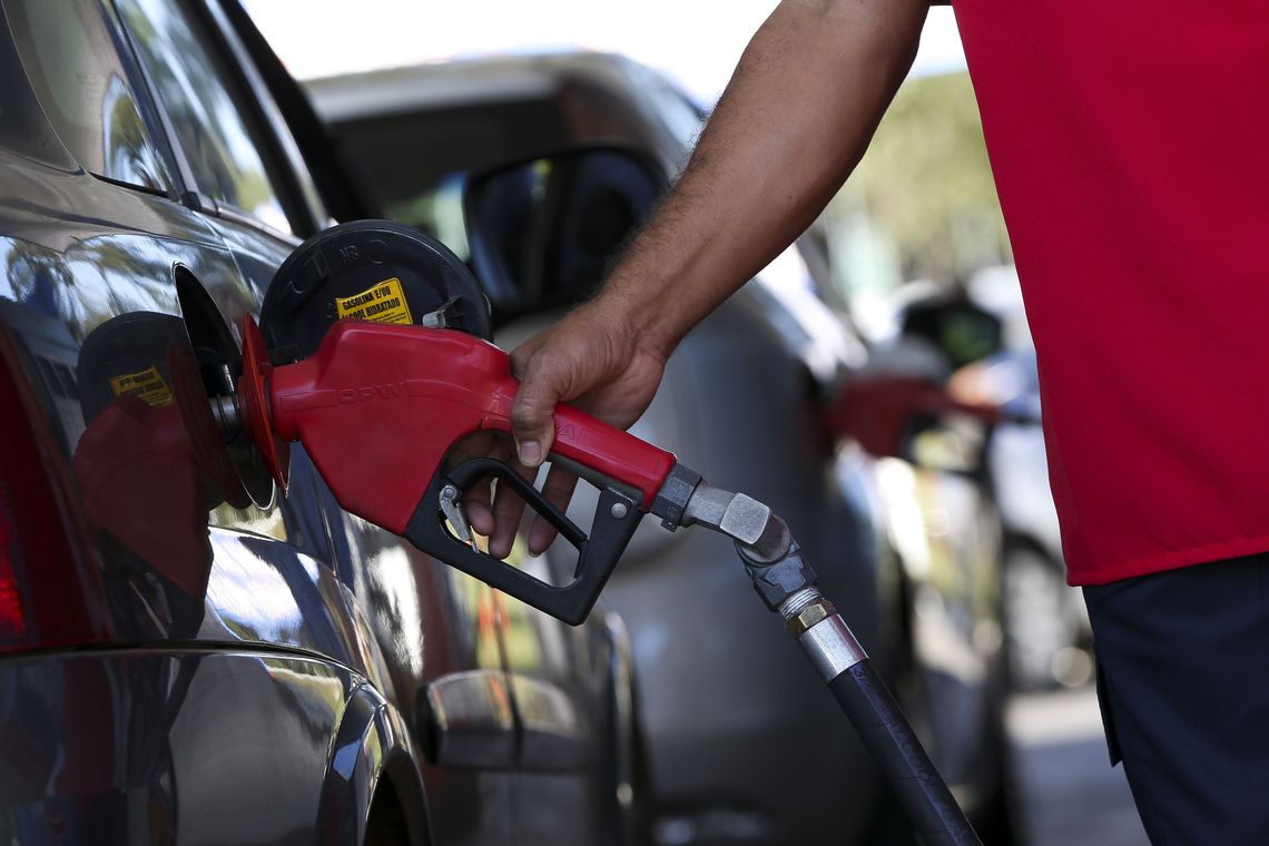 Imagem referente a Preços dos combustíveis devem se estabilizar, avalia Bolsonaro