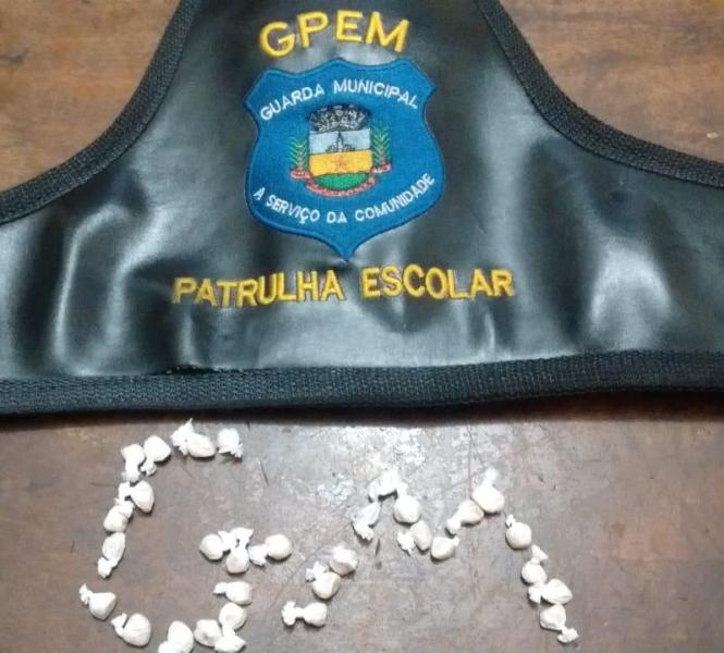 Imagem referente a Patrulha Escolar da GM localiza 30 pedras de crack em praça em Apucarana
