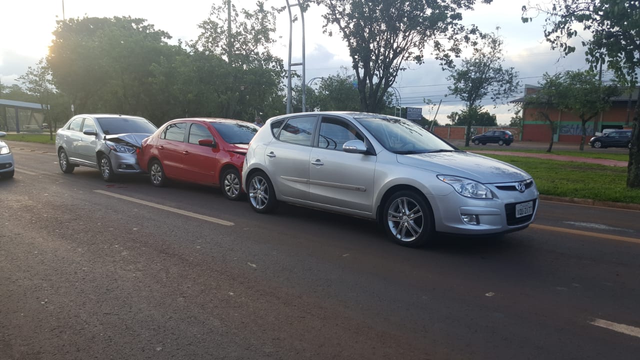 Imagem referente a Três carros se envolvem em colisão na Avenida Tancredo Neves