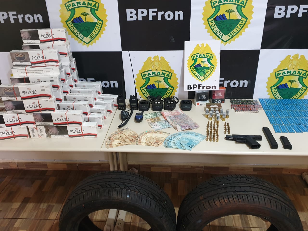 Imagem referente a BPFron detém indivíduo e apreende arma de fogo, cigarros, medicamentos e veículo preparado para transporte de contrabando