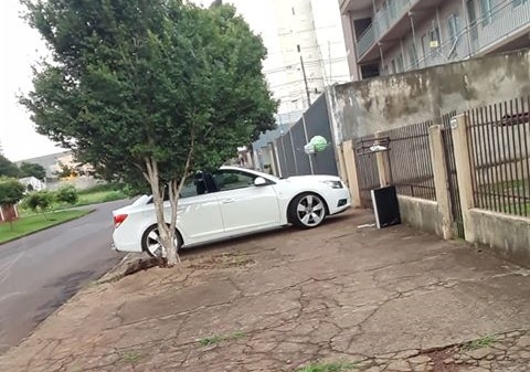 Imagem referente a Carro obstruindo passagem em calçada gera reclamação de moradora do Coqueiral
