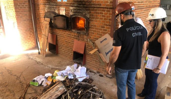 Imagem referente a Polícia Civil e VISA incineram drogas e óculos de grau vendidos irregularmente sem receita médica