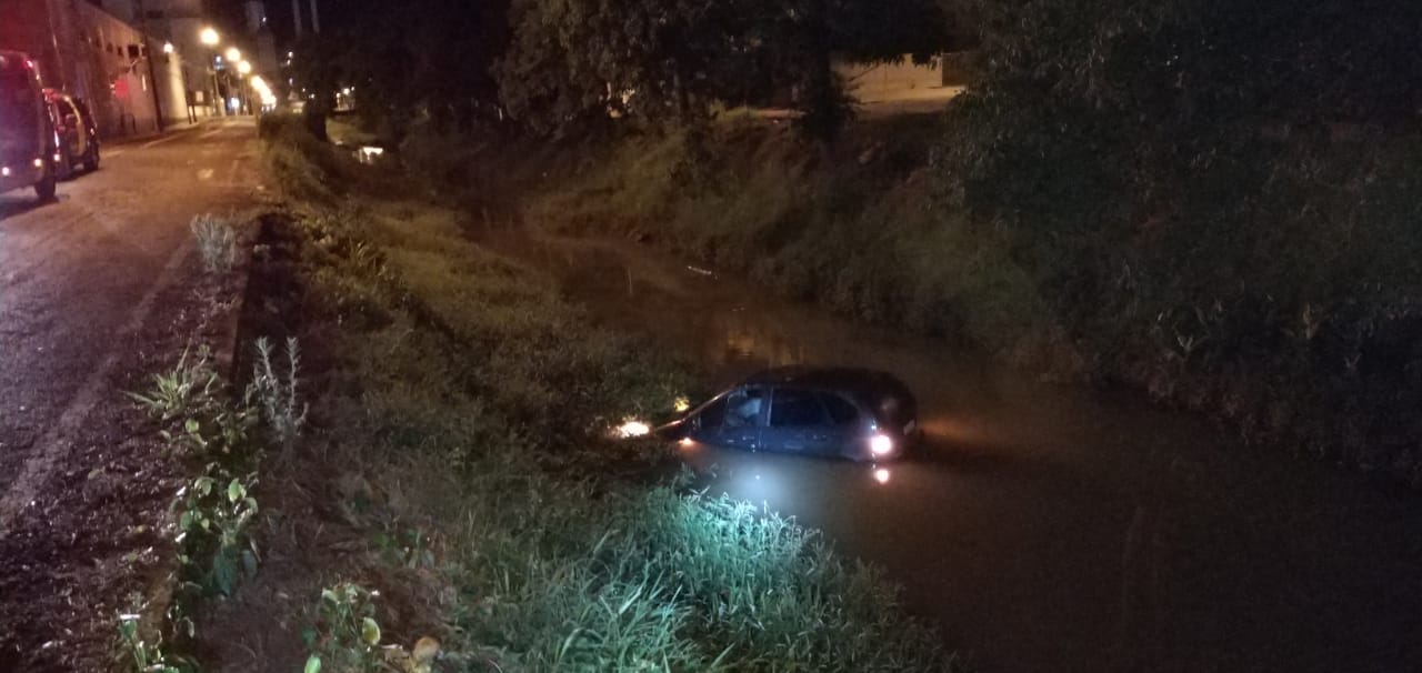 Imagem referente a Veículo cai no Rio Lonqueador, em Francisco Beltrão