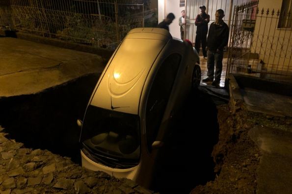 Imagem referente a Carro é engolido por cratera em rua de Ponta Grossa