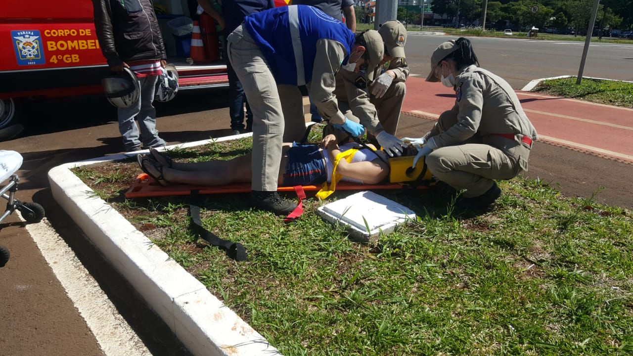 Imagem referente a Motociclista fica ferida após se envolver em colisão com caminhão