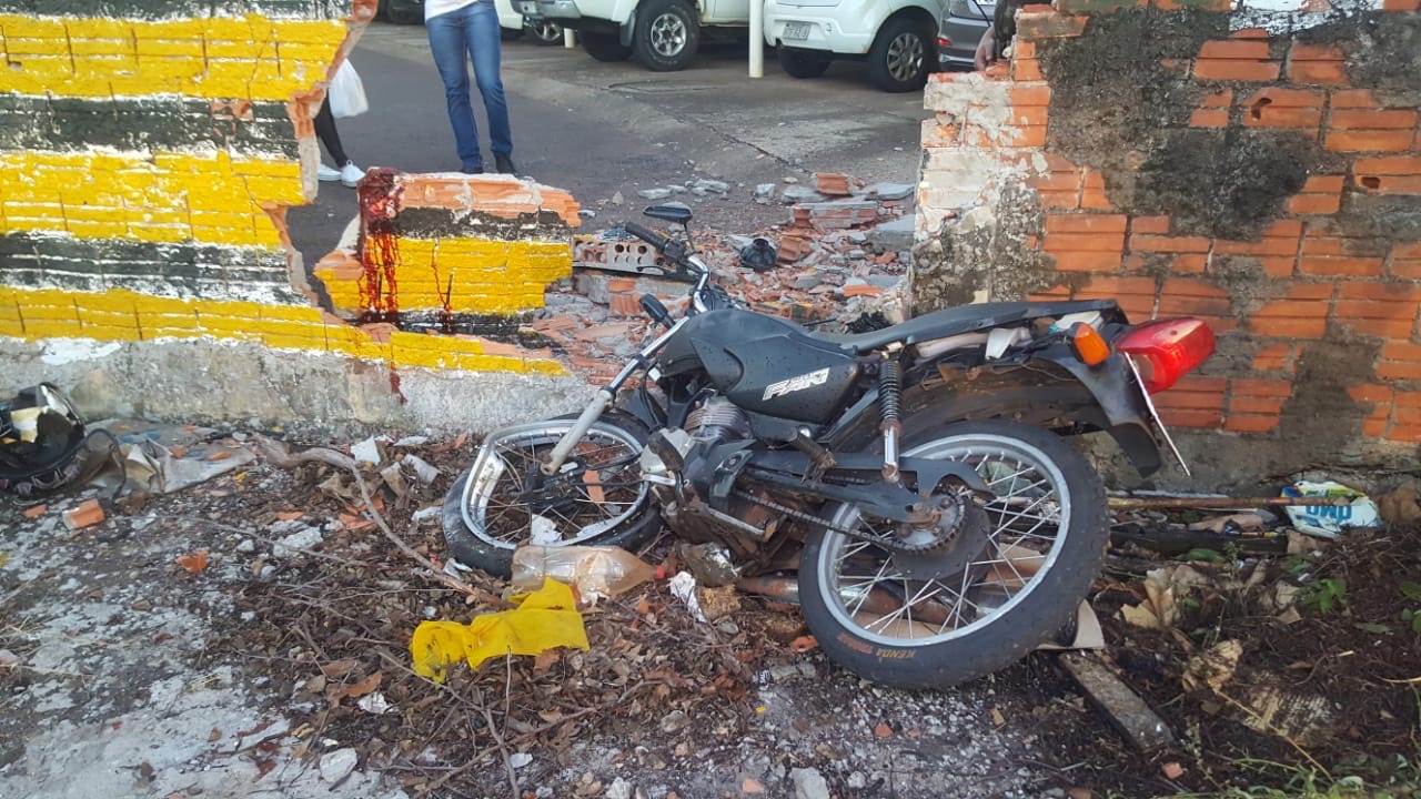 Imagem referente a Motociclista que colidiu contra muro morre no HU