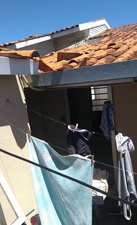 Imagem referente a Rajadas de vento arrancam telhas em condomínio de Cascavel