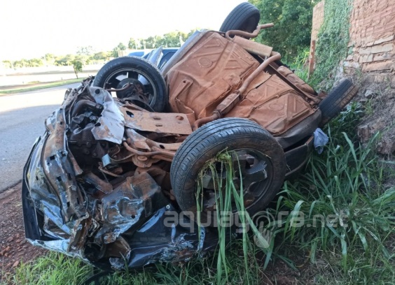 Imagem referente a Carro fica destruído em capotamento na rodovia de Pato Bragado