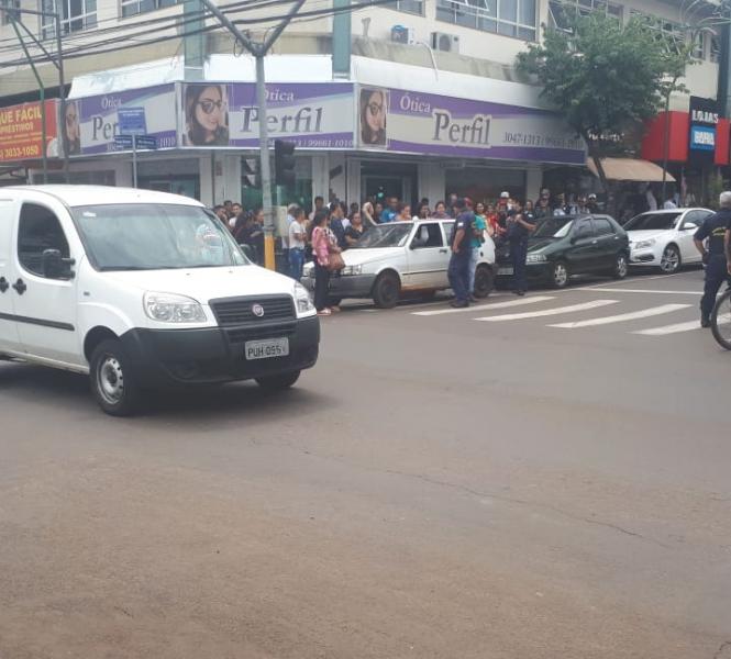 Imagem referente a Motorista saca arma após acidente de trânsito em Apucarana e PM é chamada