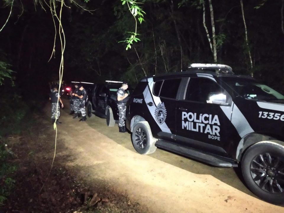 Imagem referente a Suspeitos em carro roubado fogem da PM em matagal e morrem durante troca de tiros