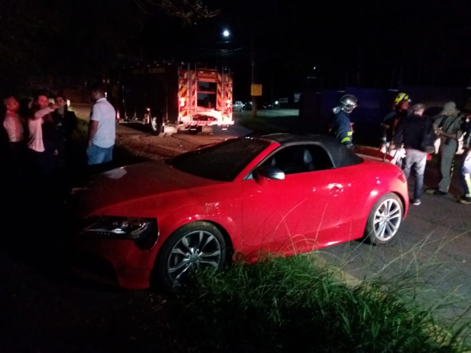 Imagem referente a Motorista perde controle de Audi e fica ferida após capotamento na ‘Rua das Curvas’