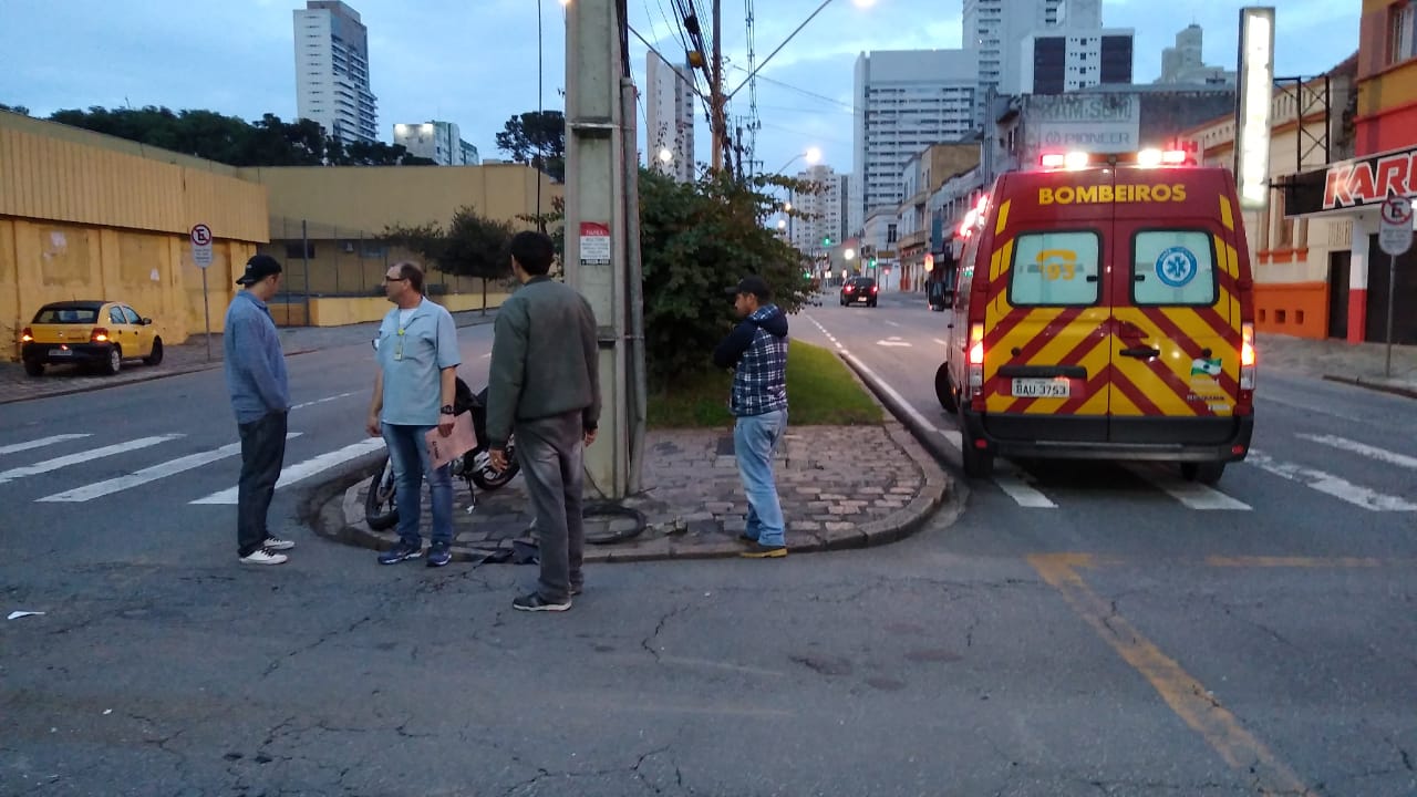 Imagem referente a Motociclista fica ferido após batida com ônibus no Centro de Curitiba