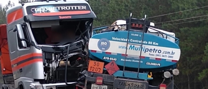 Imagem referente a Batida entre caminhões deixa um morto na Estrada da Ribeira